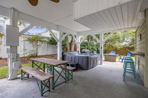New Listing, 2min WALK to Beach, Single Family Home, Pet Friendly, HotTub, Smart TV, Sleeps 10, Private Backyard in Myrtle Beach, USA
