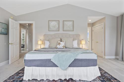 New Listing, 2min WALK to Beach, Single Family Home, Pet Friendly, HotTub, Smart TV, Sleeps 10, Private Backyard in Myrtle Beach, USA