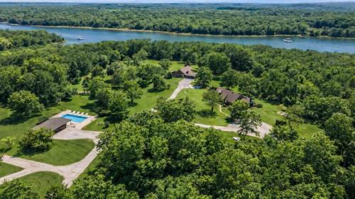 Deluxe Cabin #8 with Jacuzzi on Patoka Lake in Southern Indiana in Mitchell, USA