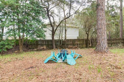 Fun in the Sun w/ Family - Pensacola Duplex + Yard in Myrtle Grove