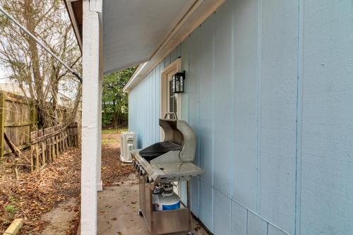 Fun in the Sun w/ Family - Pensacola Duplex + Yard in Myrtle Grove