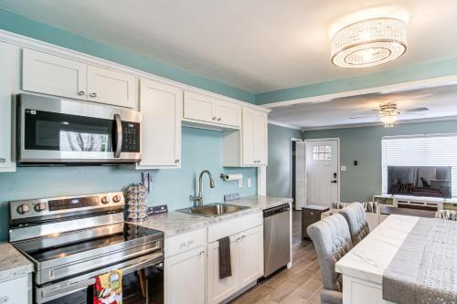 Fun in the Sun w/ Family - Pensacola Duplex + Yard in Myrtle Grove