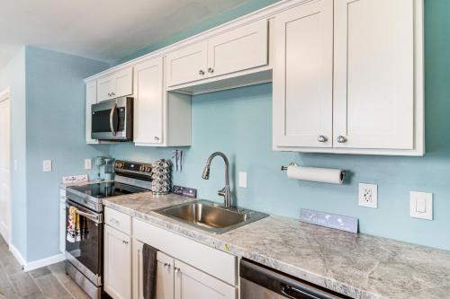 Fun in the Sun w/ Family - Pensacola Duplex + Yard in Myrtle Grove
