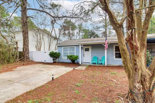 Fun in the Sun w/ Family - Pensacola Duplex + Yard in Myrtle Grove