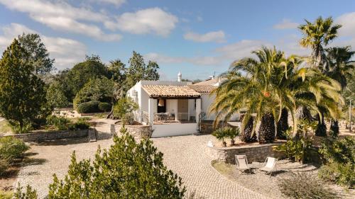Hotelli välisilme, FORA HOUSES family friendly, design-led countryside houses, pool & outdoor kitchen, 25 min Faro & be in Estoi