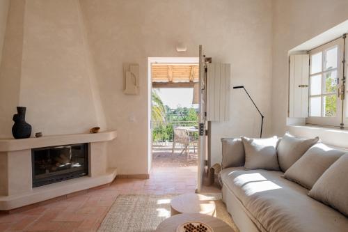 FORA HOUSES family friendly, design-led countryside houses, pool & outdoor kitchen, 25 min Faro & be in Estoi