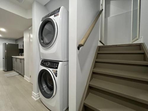Private Room with Bath and Shared Kitchen in 米爾頓