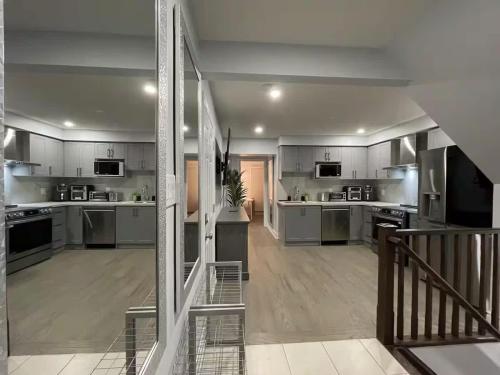 Private Room with Bath and Shared Kitchen in 米爾頓