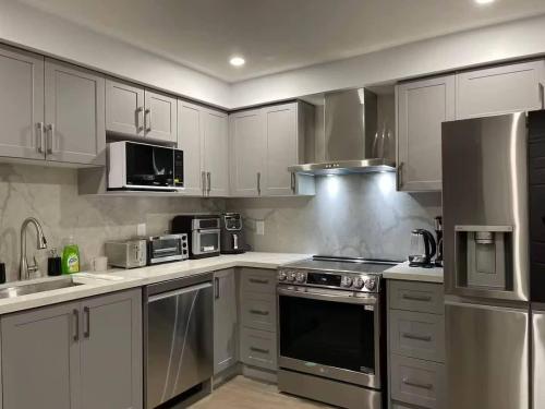 Private Room with Bath and Shared Kitchen in 米爾頓