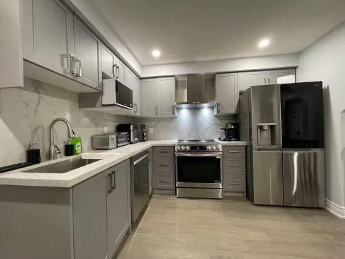Private Room with Bath and Shared Kitchen in 米爾頓