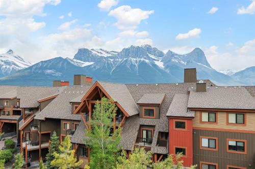 Magnificent Mountain Penthouse - Pool & Hot Tub, Canmore, Alberta
