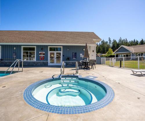 Karstais baseins, Qualicum Landing Family Home in Qualicum Bay (BC)