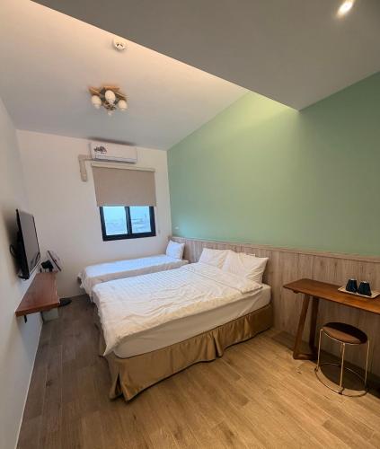 1 queen bed, 1 twin bed
