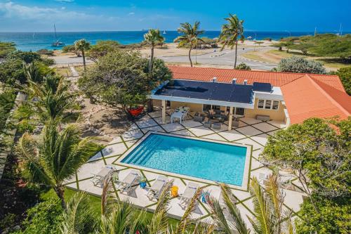 Pelican Beach House by Bocobay Seafront LUX 4BD – khách sạn tại Malmok
