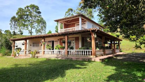Casa Origen Farmhouse near Medellín Airport – khách sạn tại Bellavista