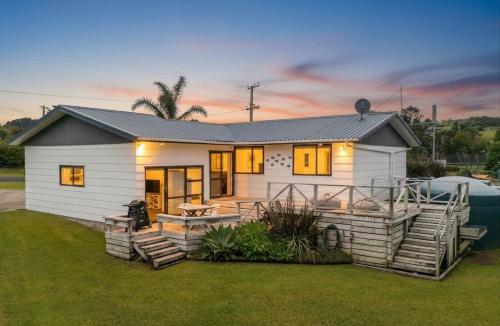 Family bach 2 mins from Whangapoua Beach in Whangapoua