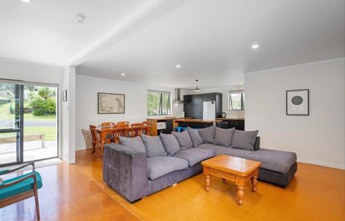 Family bach 2 mins from Whangapoua Beach in Whangapoua