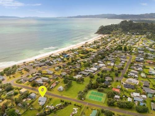 Family bach 2 mins from Whangapoua Beach in Whangapoua