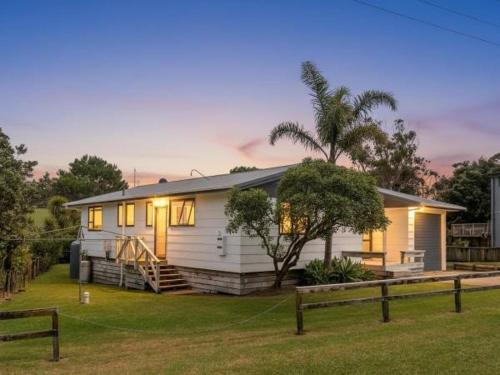 Family bach 2 mins from Whangapoua Beach in Whangapoua