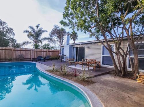 Swimming pool, The Cozy Abode On Beagle Street- 3BR 2BA -Sleeps 16- Pool in Clairemont Mesa East