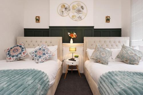 Super Spacious Cardiff Central 5 Bedroom House 10 Beds 2 Bathrooms Free Parking – khách sạn tại Splott