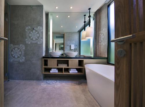 room detail thumbnail 2