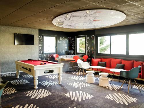 Pub/Lounge, ibis Avranches Baie du Mont-Saint-Michel in Ducey