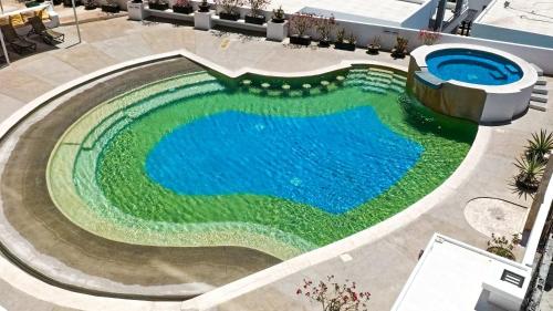 Luxurious 2-bedroom apartment steps from the beach