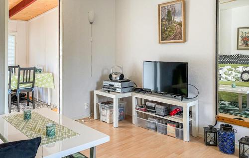 2 Bedroom Lovely Home In Röke (2 Bedroom Lovely Home In Roke) in Roke