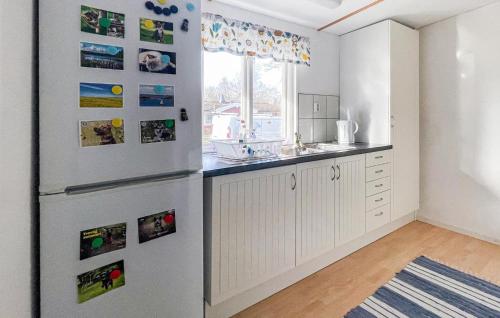 virtuve, 2 Bedroom Lovely Home In Röke (2 Bedroom Lovely Home In Roke) in Roke