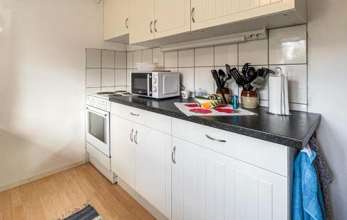 virtuve, 2 Bedroom Lovely Home In Röke (2 Bedroom Lovely Home In Roke) in Roke