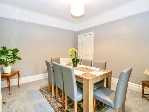 Facilities, Homely 4 Bedroom large house inc FREE Parking - Great Location - Fast WiFi - Smart TV - sleeps up to in Boscombe East
