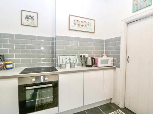 Homely 4 Bedroom large house inc FREE Parking - Great Location - Fast WiFi - Smart TV - sleeps up to in Boscombe East