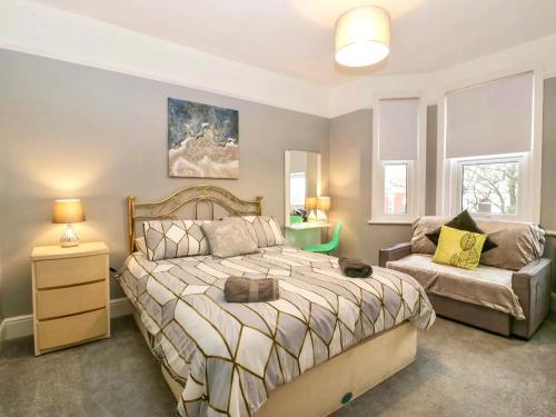 Homely 4 Bedroom large house inc FREE Parking - Great Location - Fast WiFi - Smart TV - sleeps up to in Boscombe East