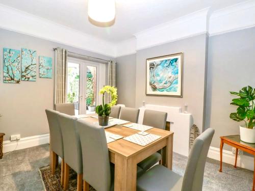 Facilities, Homely 4 Bedroom large house inc FREE Parking - Great Location - Fast WiFi - Smart TV - sleeps up to in Boscombe East