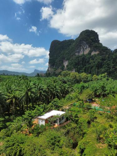 Cozy Tiny House Nature Retreat with Mountain Views in Ban Nai Sa