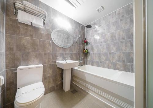 room detail thumbnail 2