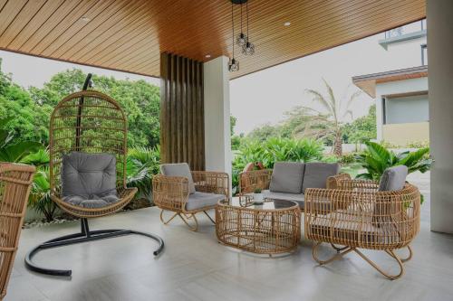 Damienerose Garden Villa in Maugat