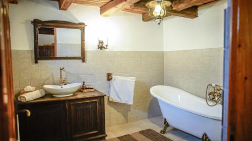 浴室, Antik Porta-Hangulatos parasztház kerttel,borospincével és infraszaunával (Antik Porta-Hangulatos paraszthaz kerttel,borospincevel es infraszaunaval) in 日勞