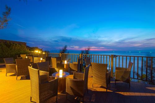 Bar/Lounge, Phi Phi Holiday Resort  in Praia Laem Tong