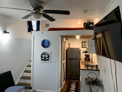 Peaceful Tiny Cabin Escape with Loft, Private Trail & Forest Views in Columbia, Tennessee in Lewisburg (TN)