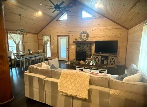 Peaceful Woodland Cabin with Balcony & Starry Nights in Steelville, Missouri in Caledonia
