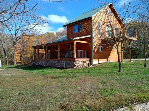 Peaceful Woodland Cabin with Balcony & Starry Nights in Steelville, Missouri in Caledonia