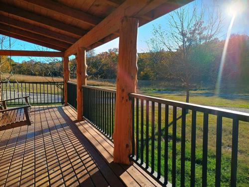 Peaceful Woodland Cabin with Balcony & Starry Nights in Steelville, Missouri in Caledonia