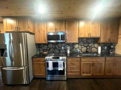 Peaceful Woodland Cabin with Balcony & Starry Nights in Steelville, Missouri in Caledonia