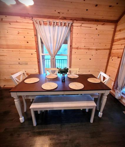 Peaceful Woodland Cabin with Balcony & Starry Nights in Steelville, Missouri in Caledonia