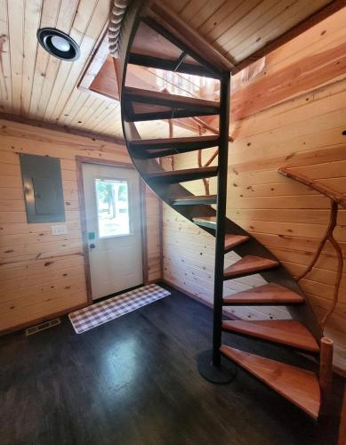 Peaceful Woodland Cabin with Balcony & Starry Nights in Steelville, Missouri in Caledonia
