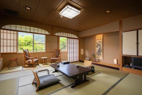 room detail thumbnail 2
