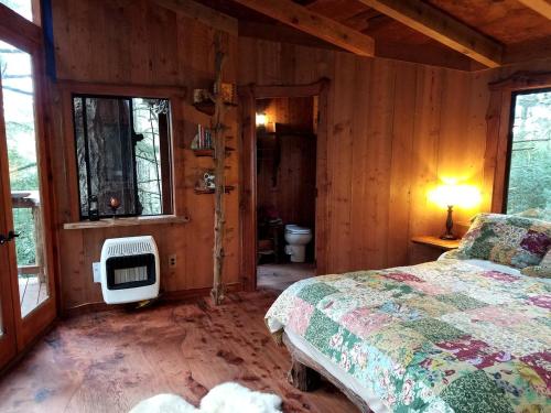 Secluded Treehouse Hideaway with Firepit and Forest Views in Bodega Bay, California in Bodega (CA)