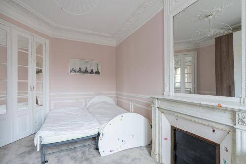 Bright And Spacious 3BDR Apt Near Eiffel Tower - image 11